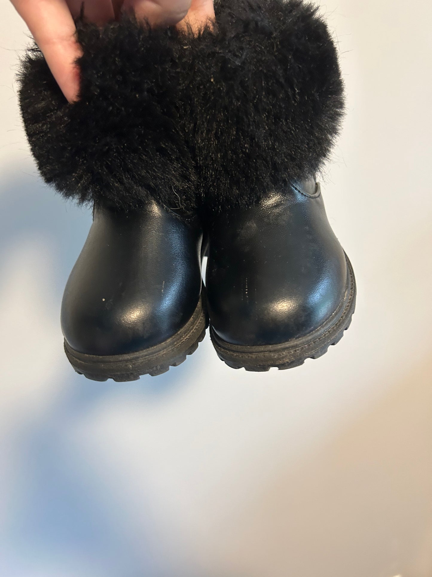 Beverly Hills polo club infant 6 black fur lined booties