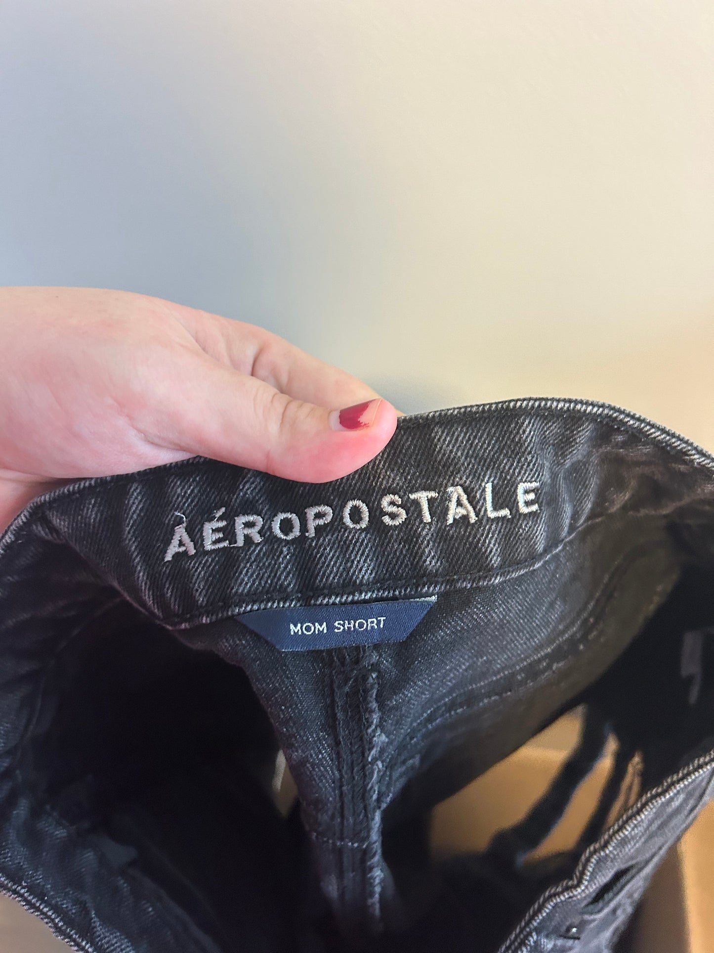 Aeropostale women’s 2 black distressed denim shorts