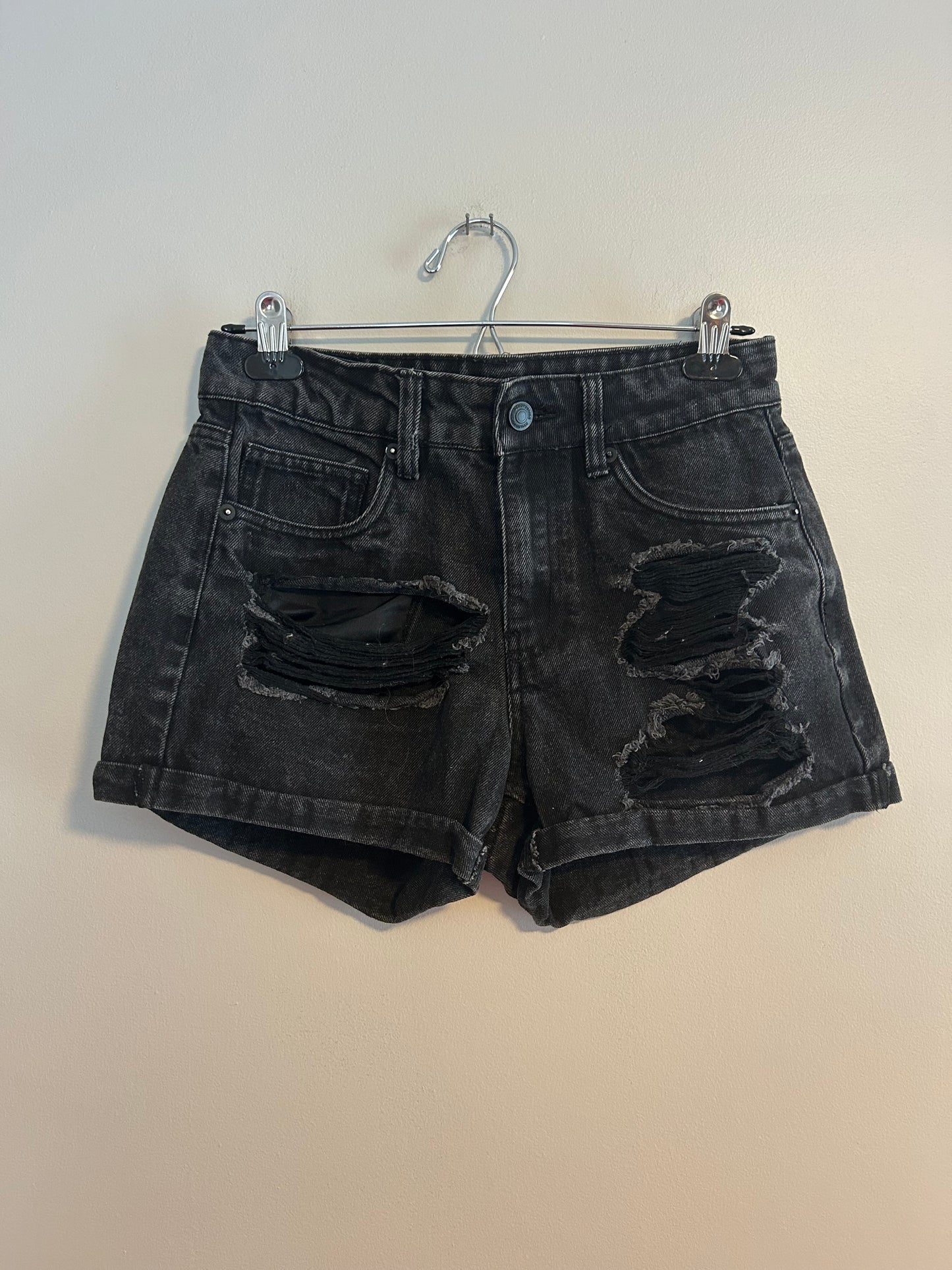 Aeropostale women’s 2 black distressed denim shorts