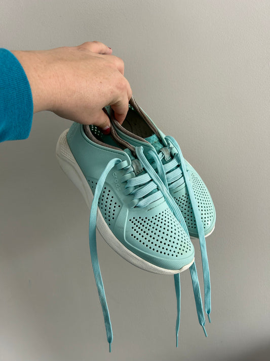 Crocs lite ride women’s 6 blue sneakers
