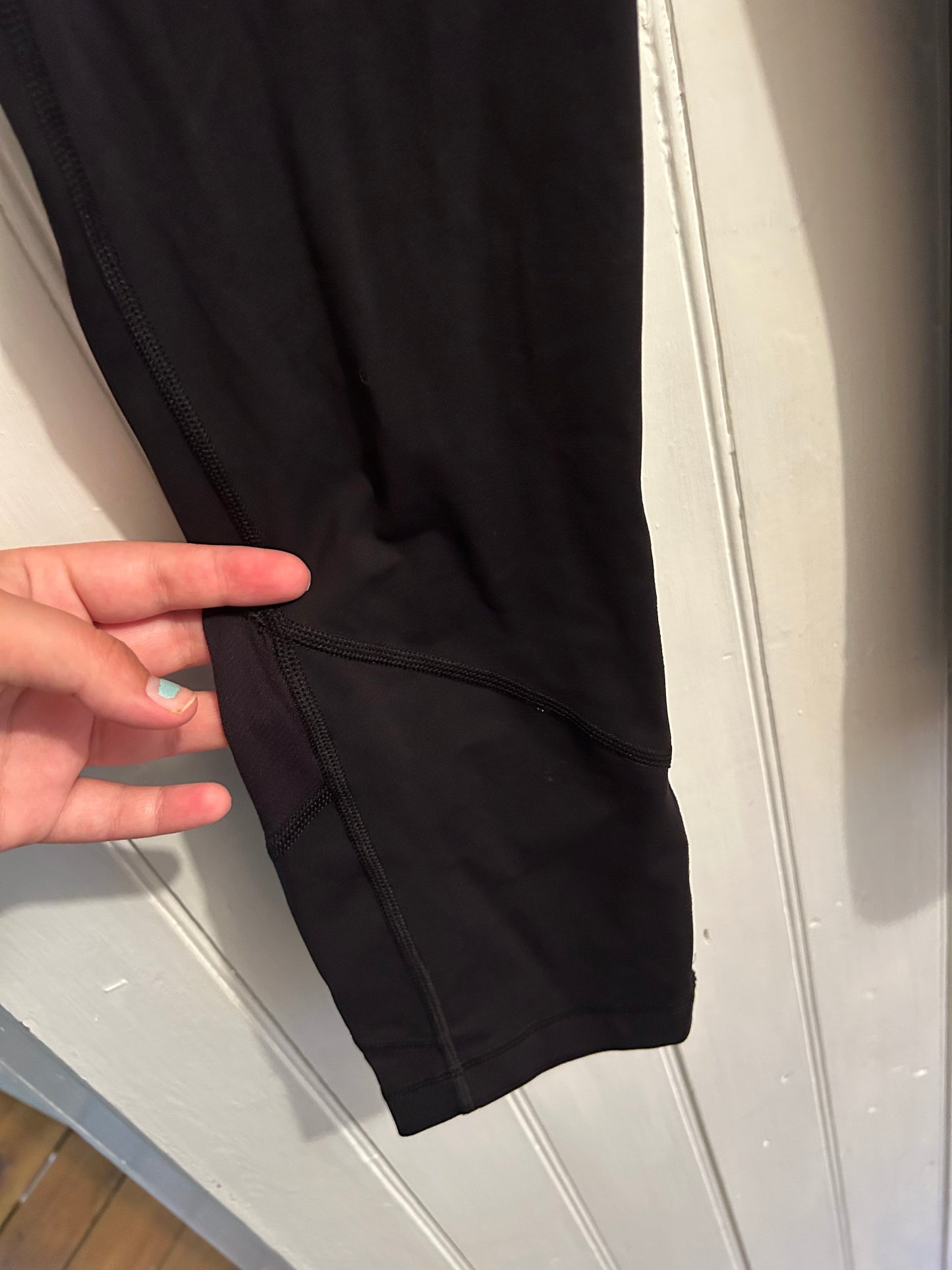 Lululemon 8 cropped mesh back leggings