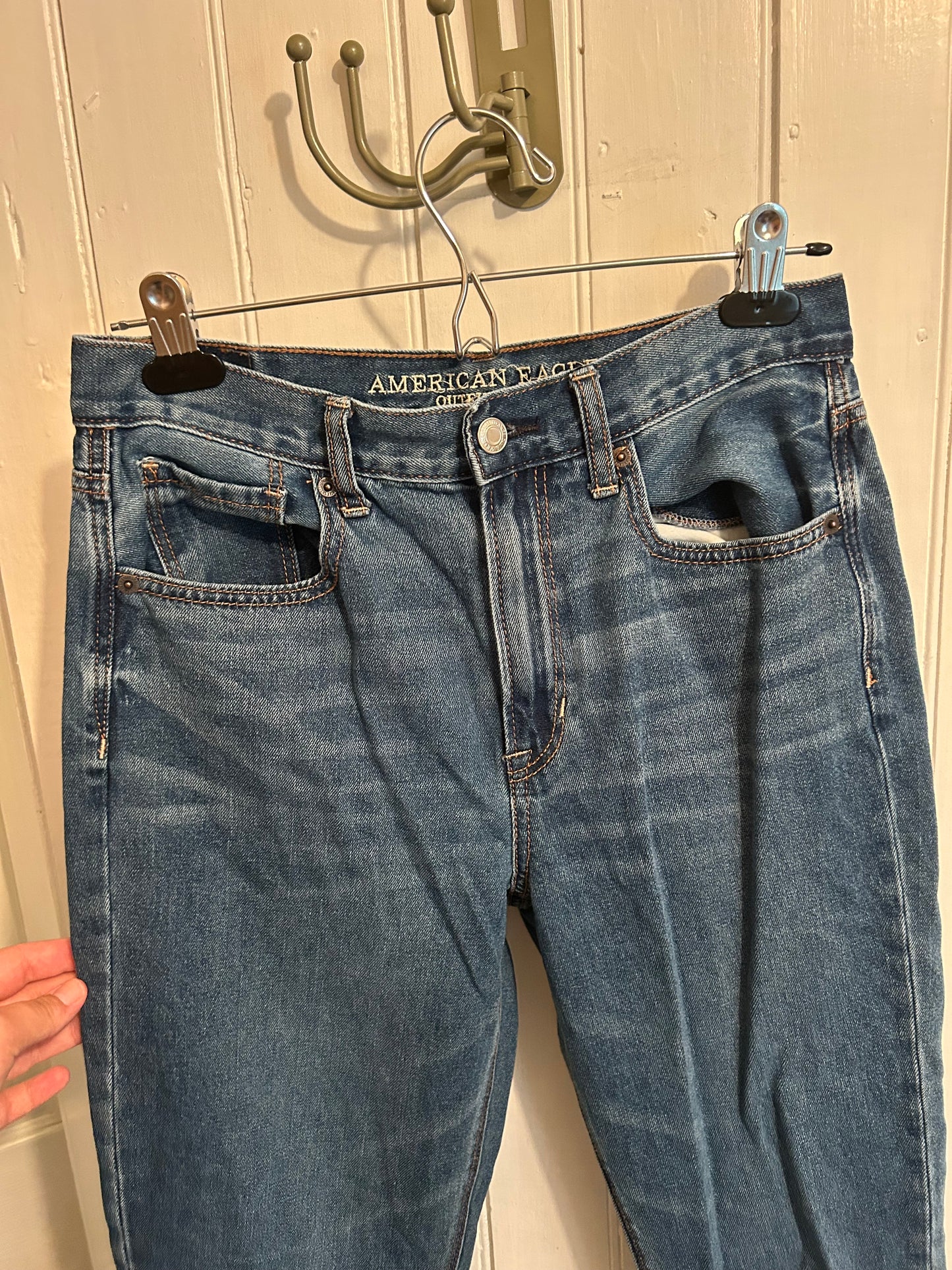 American eagle 6 medium wash mom jeans