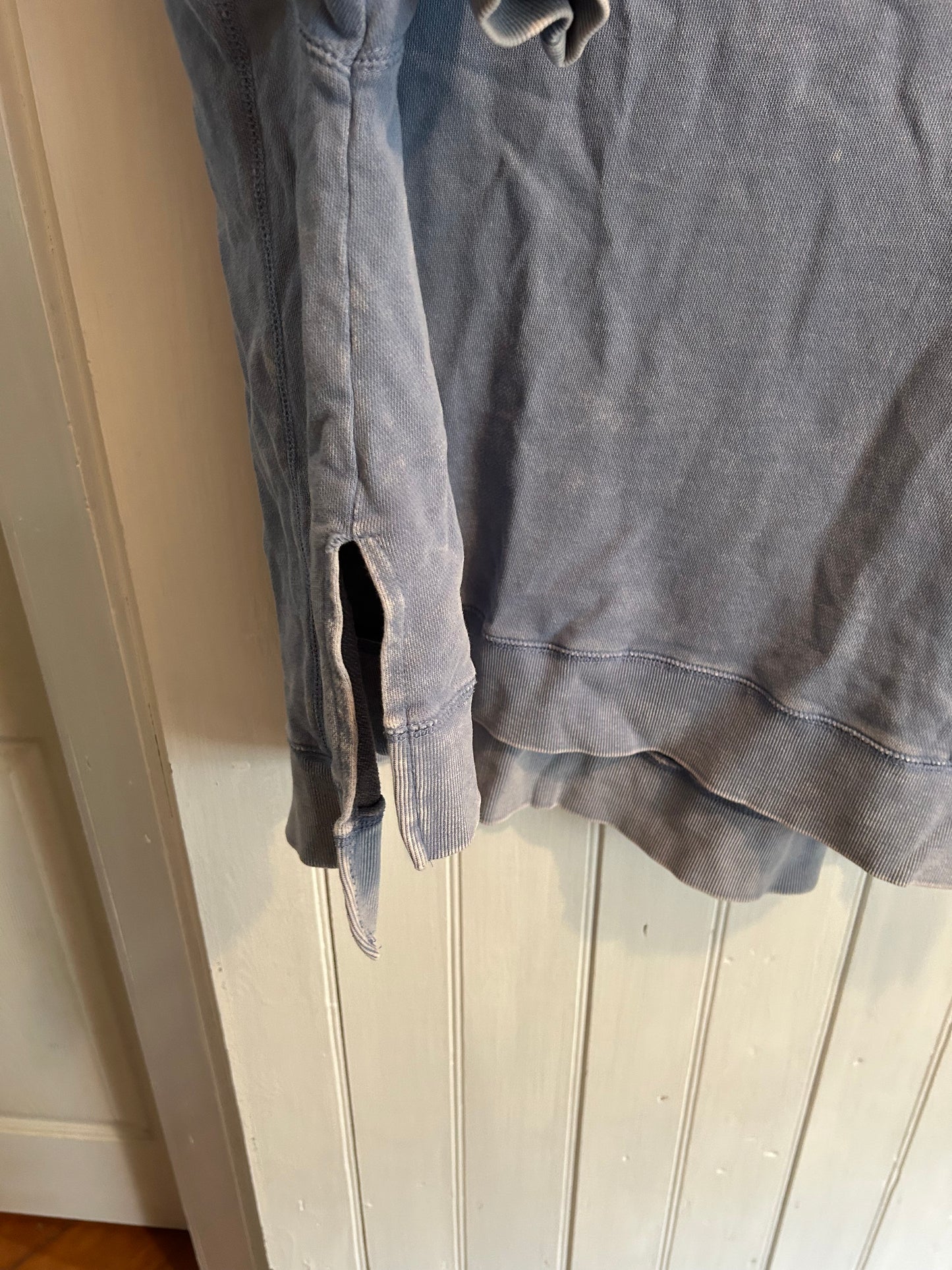 Z supply medium blue vneck cropped sweater