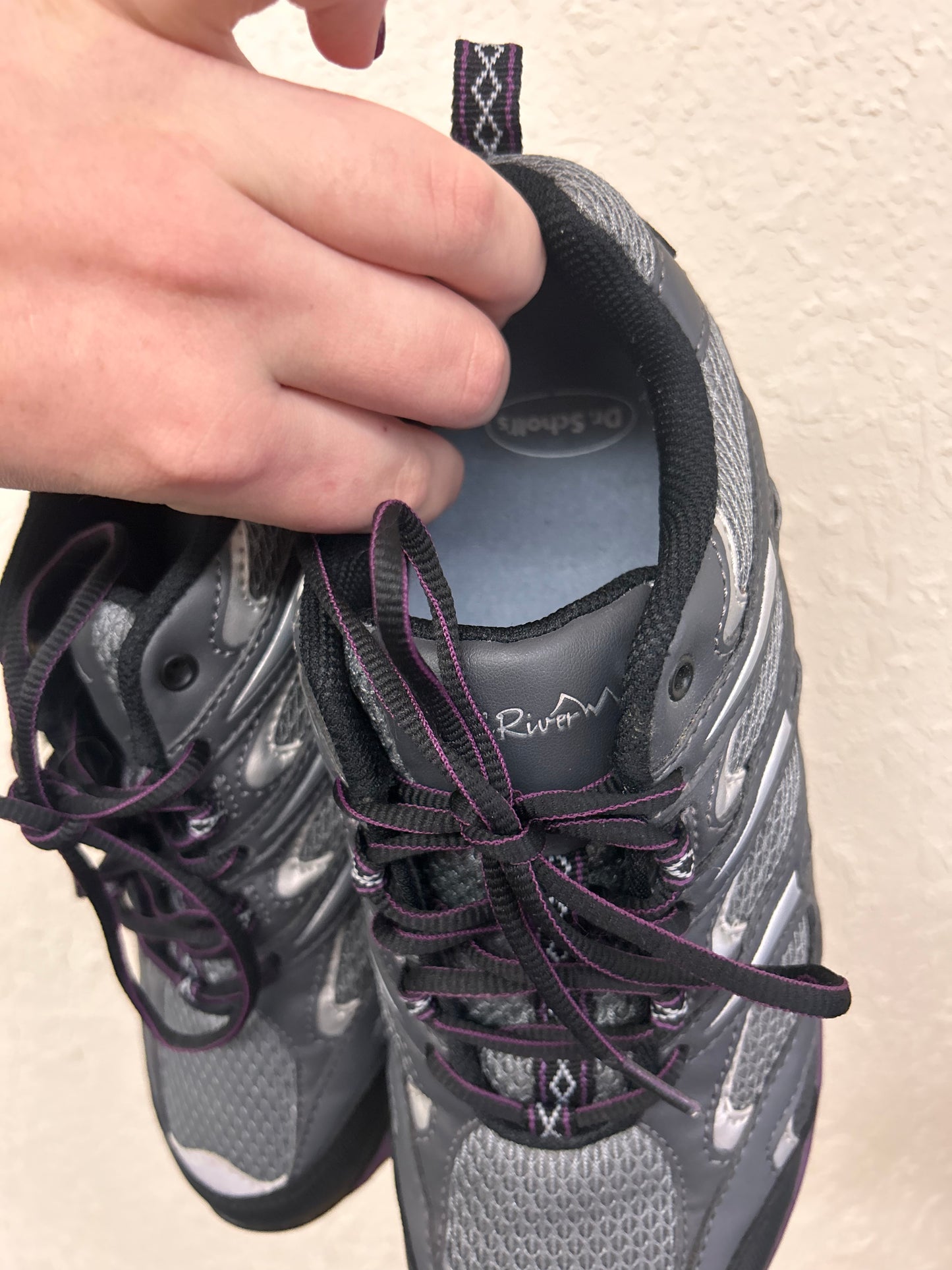 NEW Wind river DR scholls 8.5 grey  runners