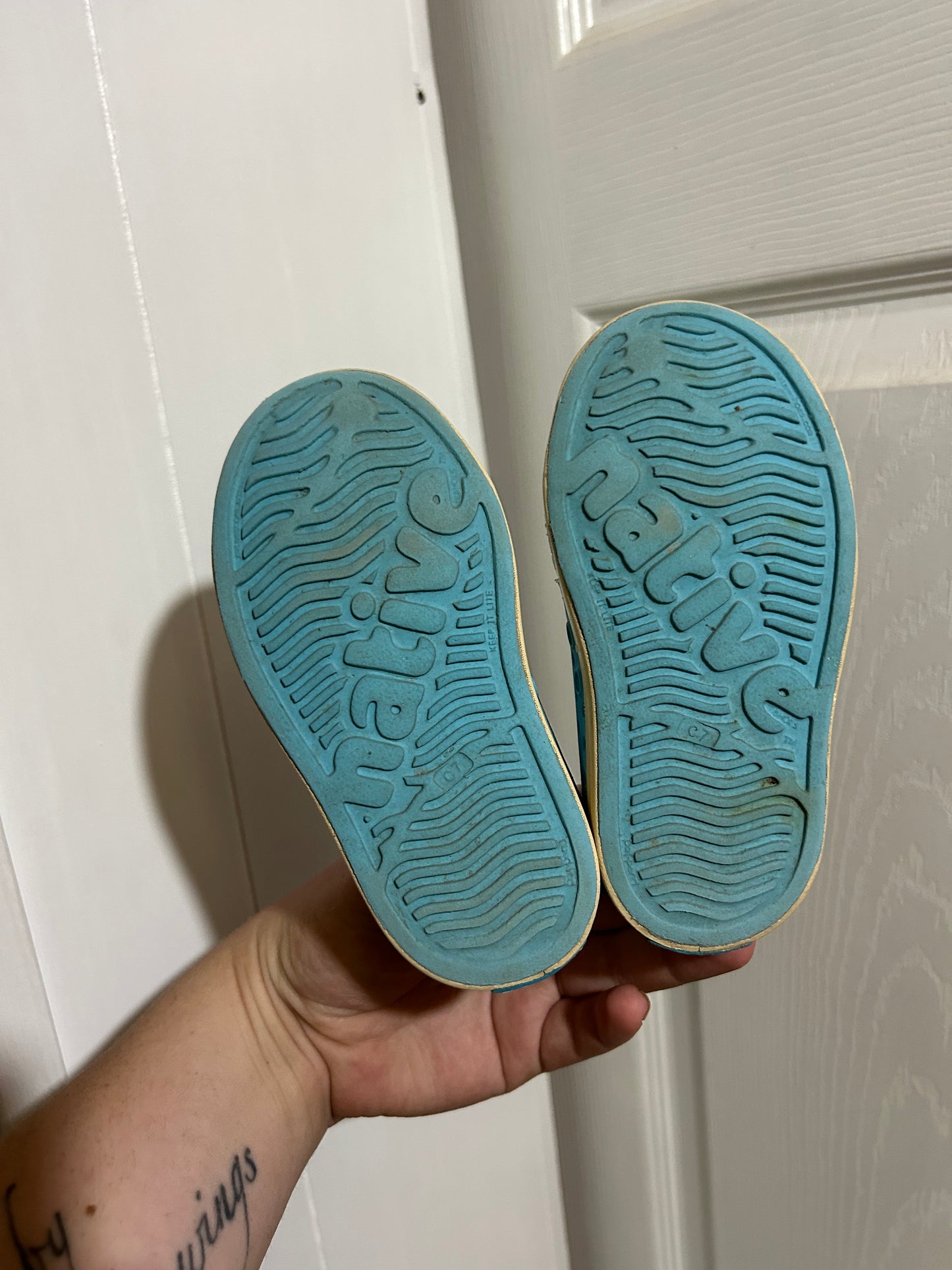 Native toddler 7 blue shoes