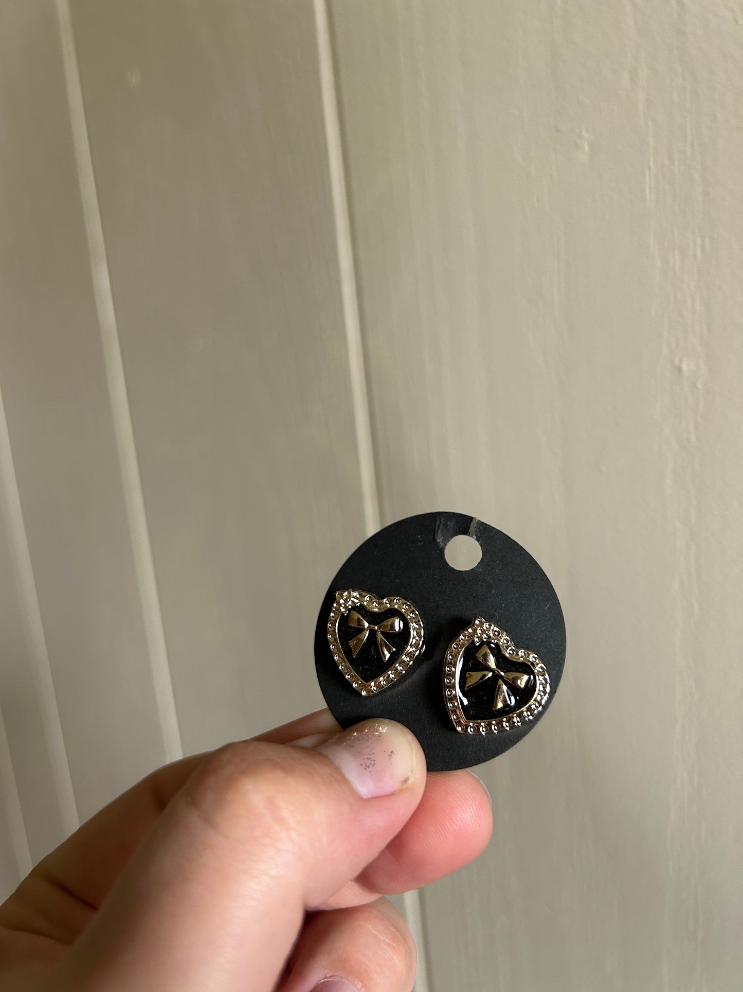 Black bow heart stud earrings