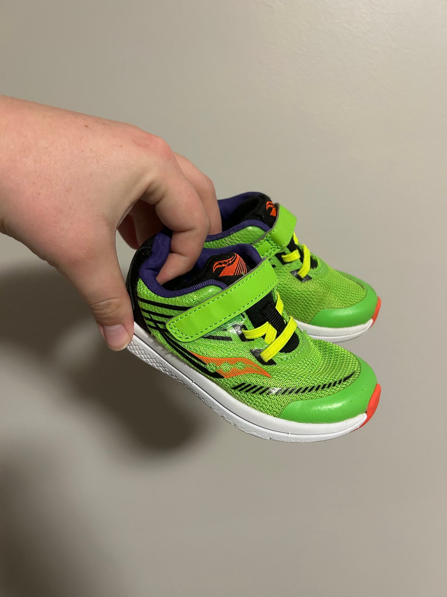 Saucony infant 6 green Velcro runners