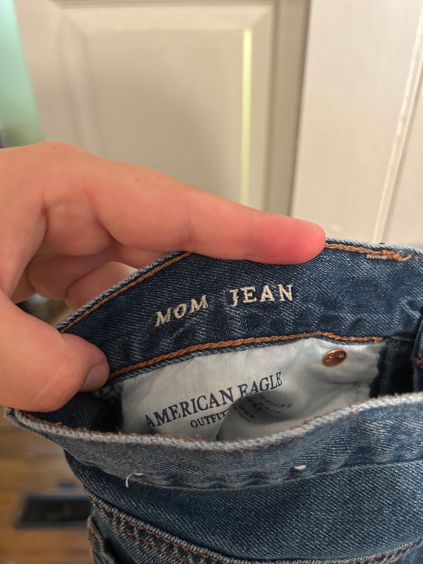 American eagle 6 medium wash mom jeans