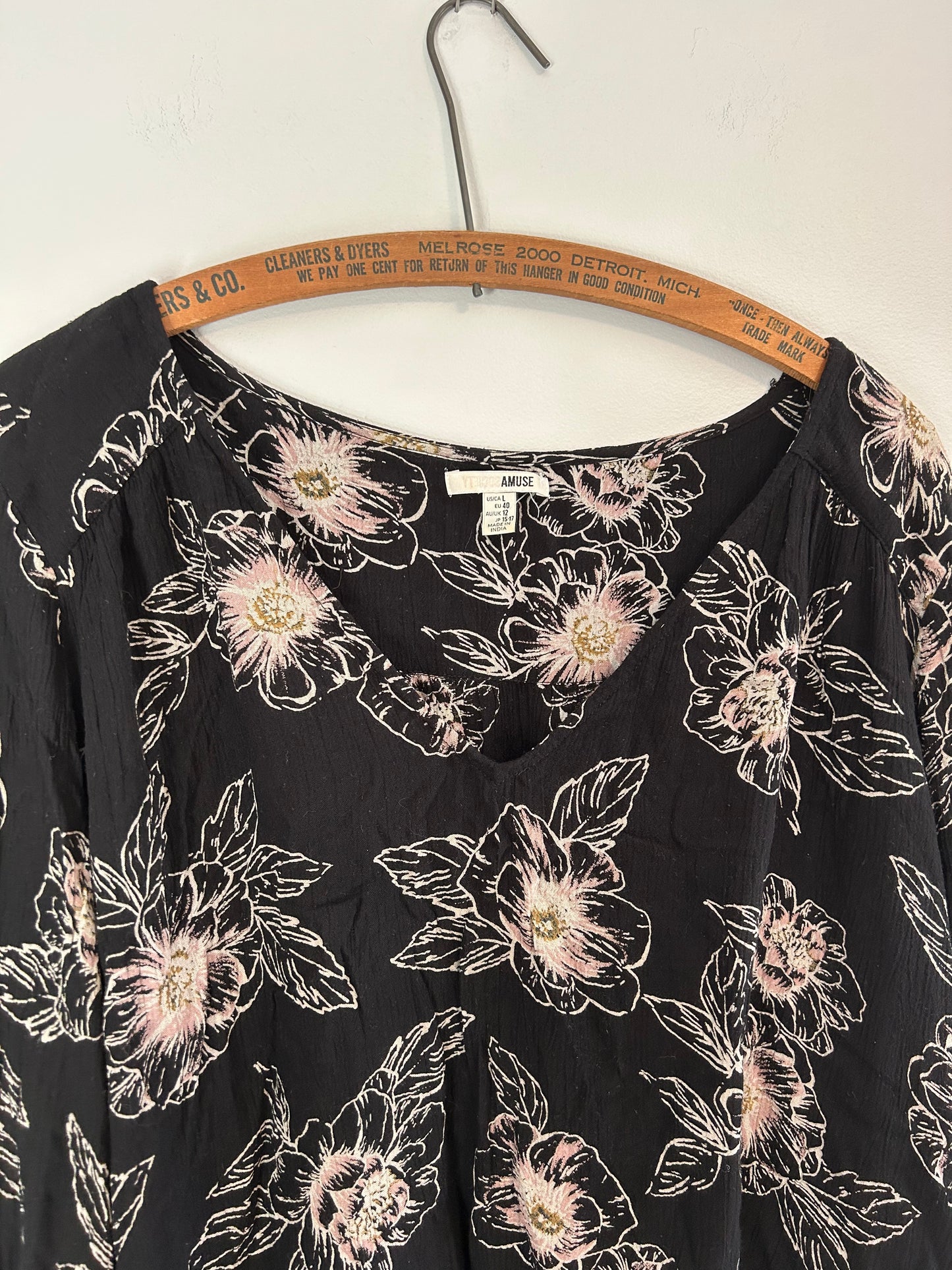 Amuse society large black & tan floral vneck long sleeve blouse