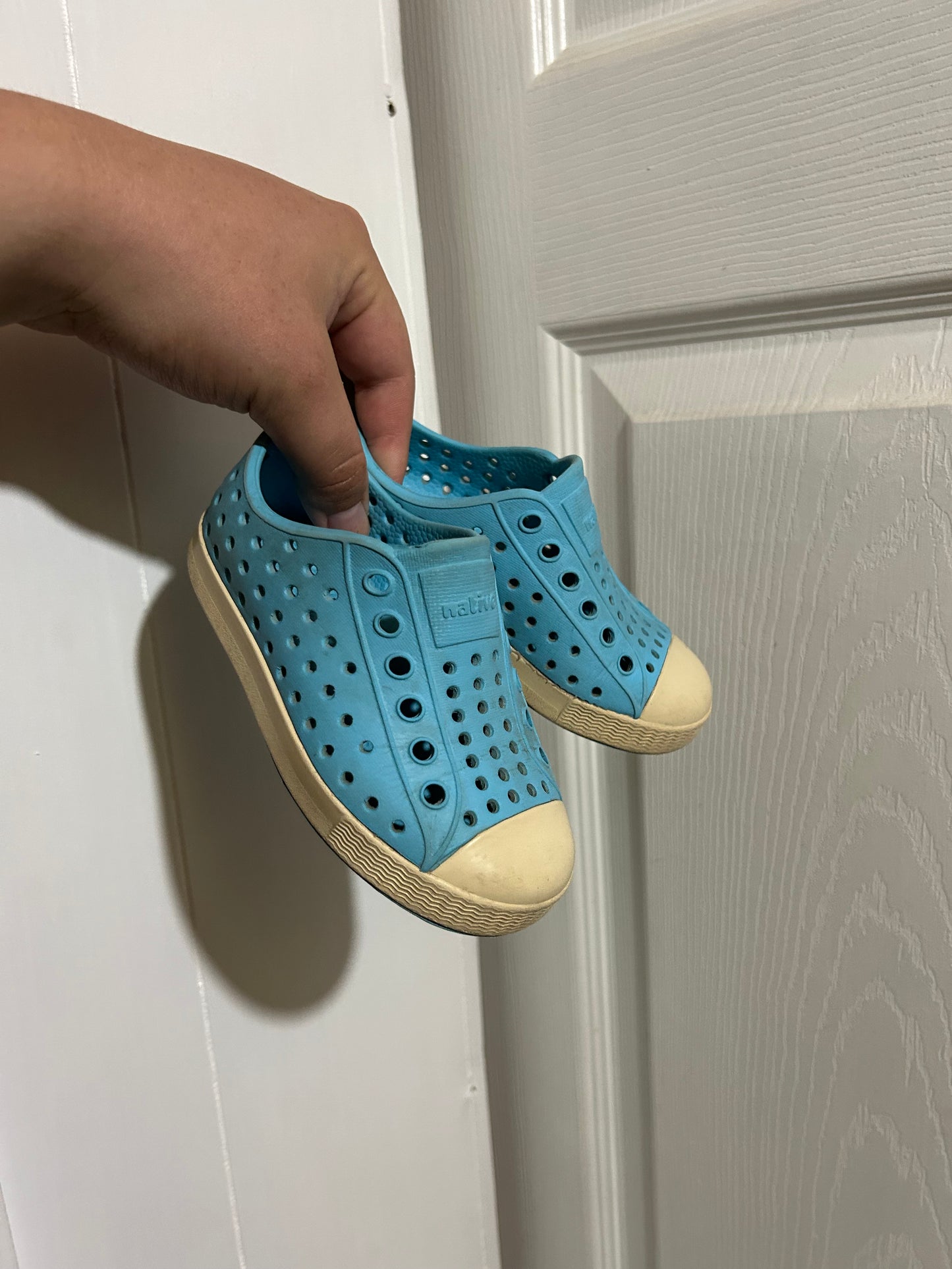 Native toddler 7 blue shoes