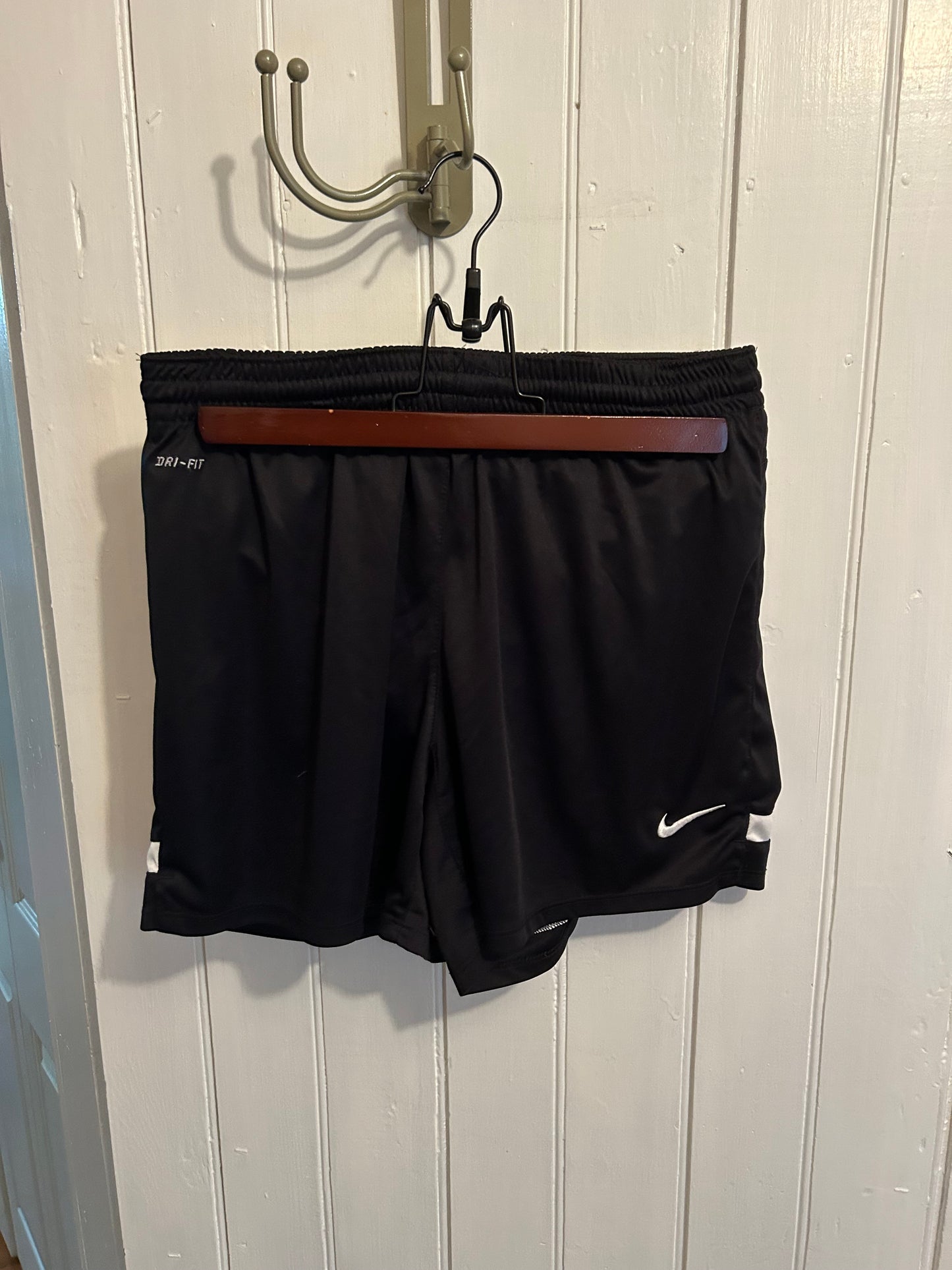 Nike small black shorts