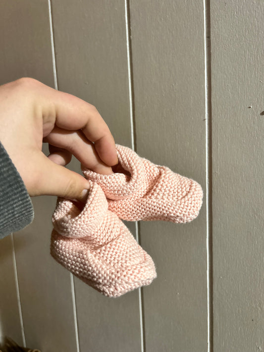 Gap 0/3m pink knit booties