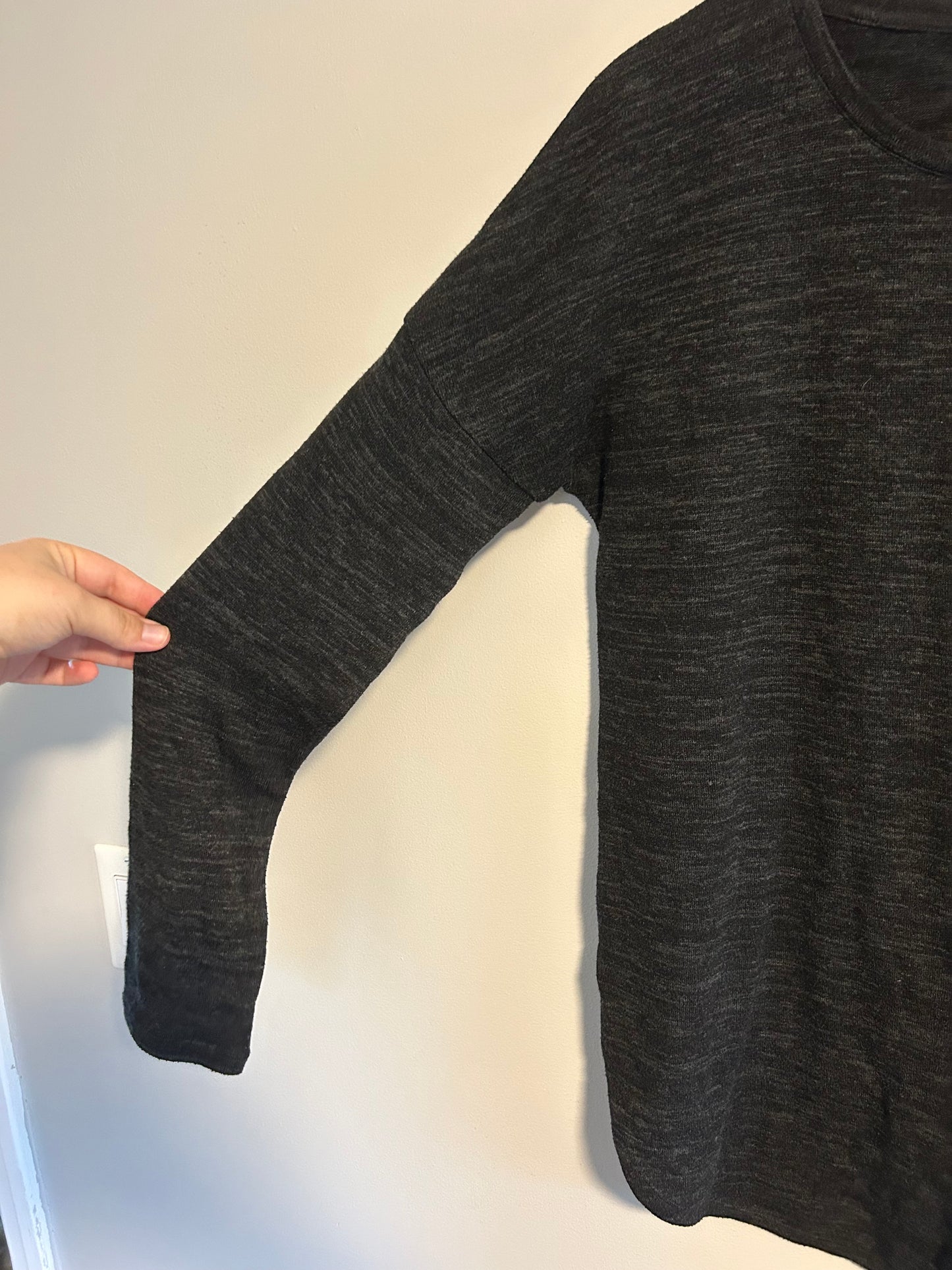 Roots small black long sleeve round hem top