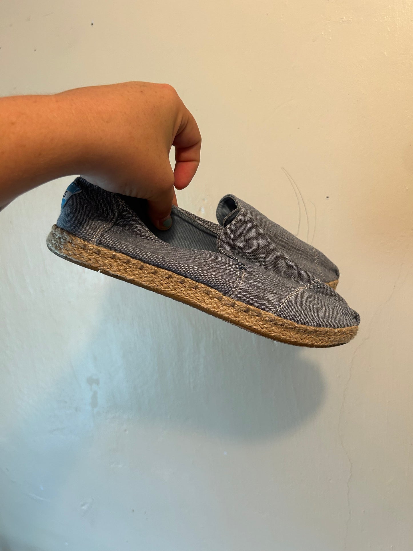 TOMS women’s 7 blue woven flats shoes