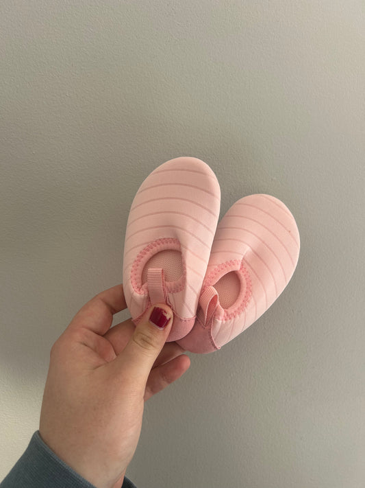 Robeez infant 4 pink water shoe