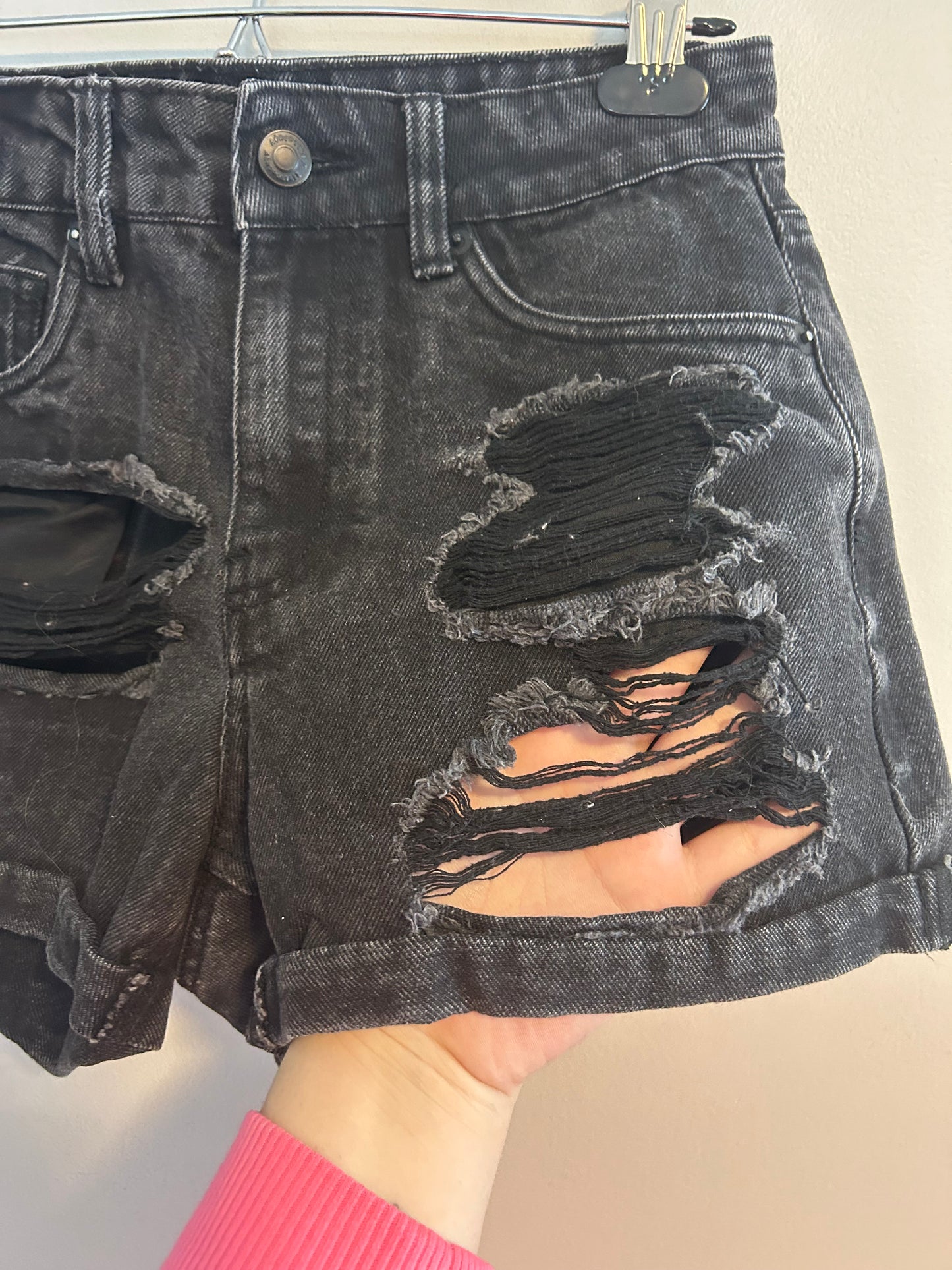 Aeropostale women’s 2 black distressed denim shorts