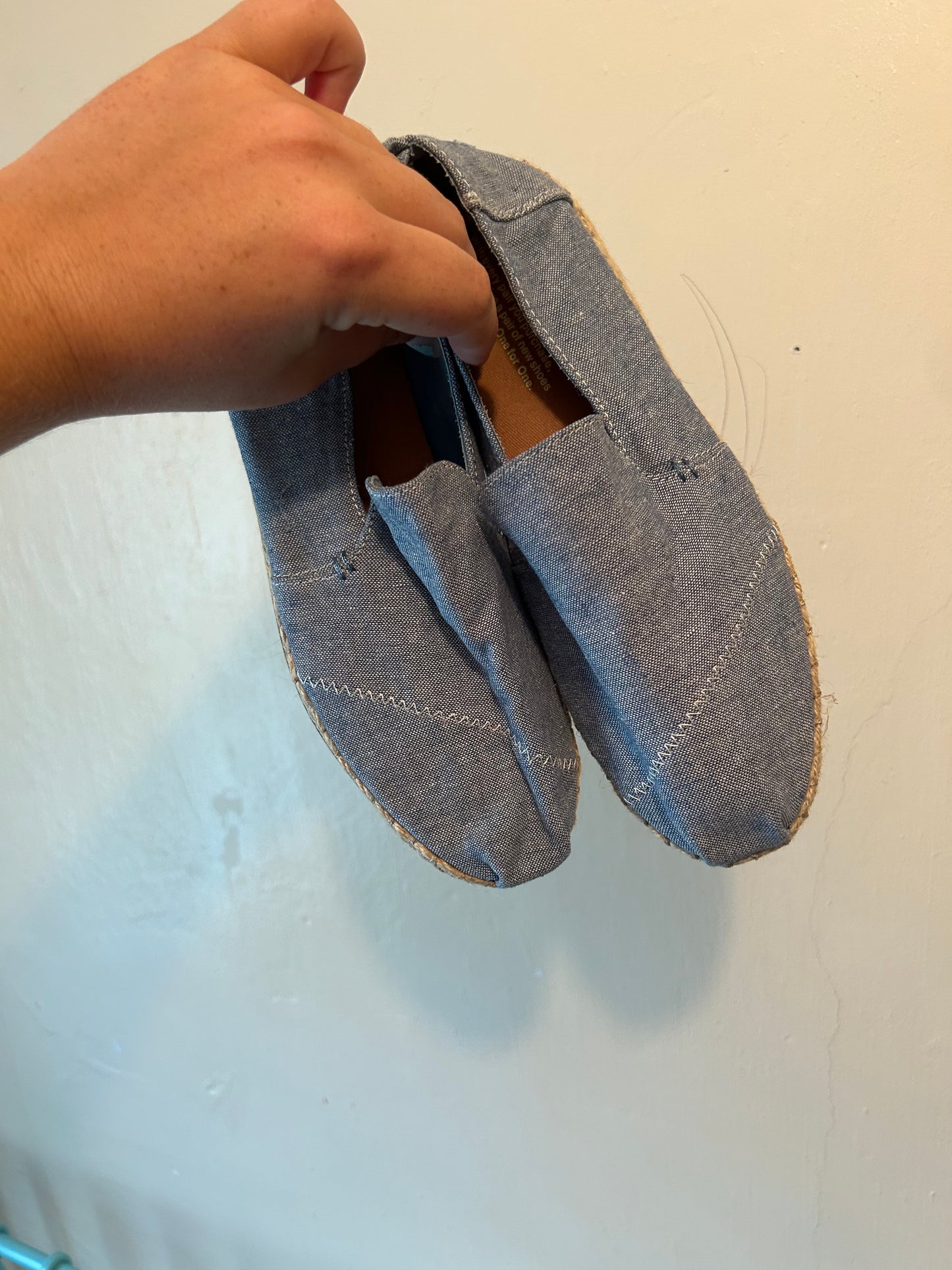 TOMS women’s 7 blue woven flats shoes