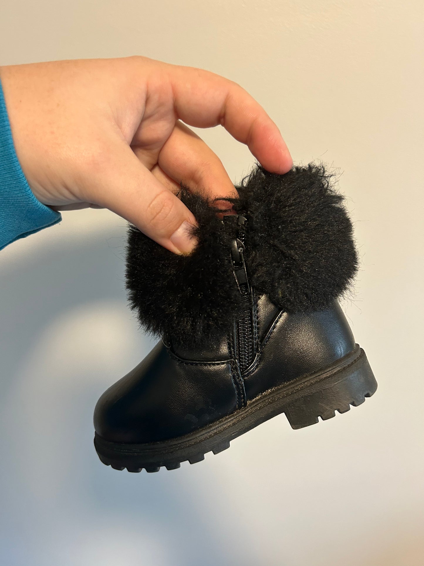 Beverly Hills polo club infant 6 black fur lined booties
