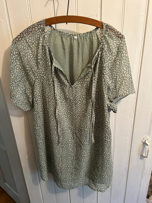 2x green cheetah vneck blouse