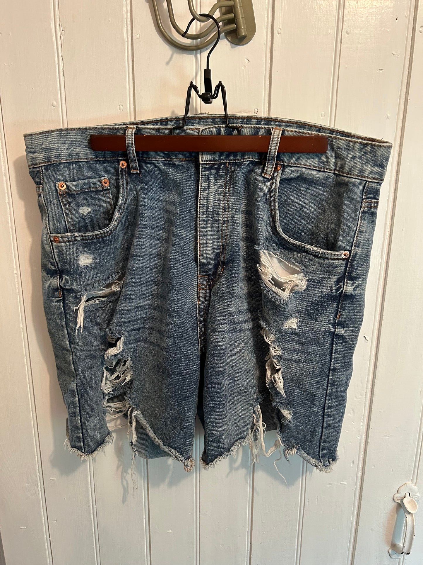 Aeropostale 14 light wash distressed 90 baggy shorts