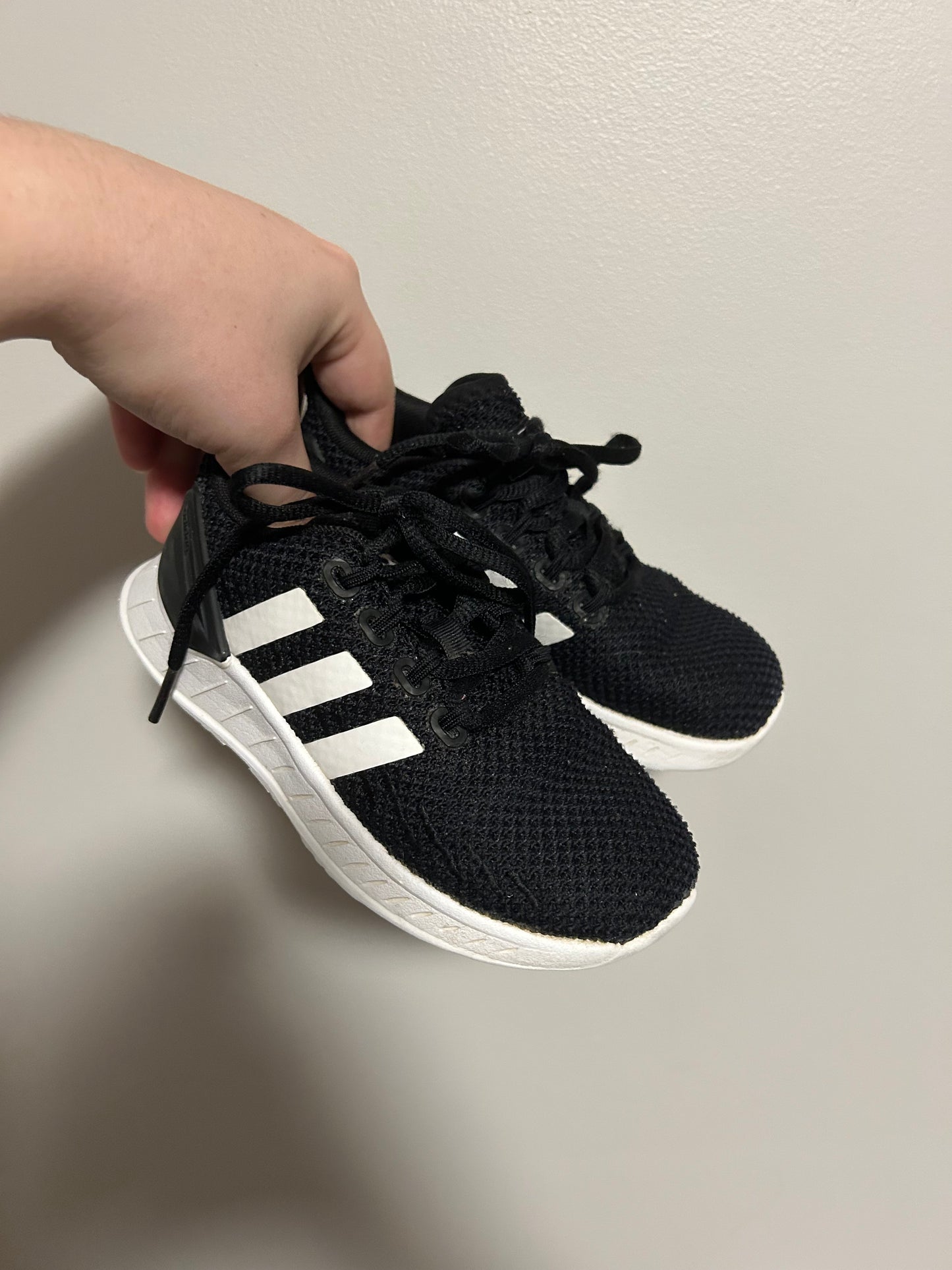 Adidas 10.5C black & white lace up runners