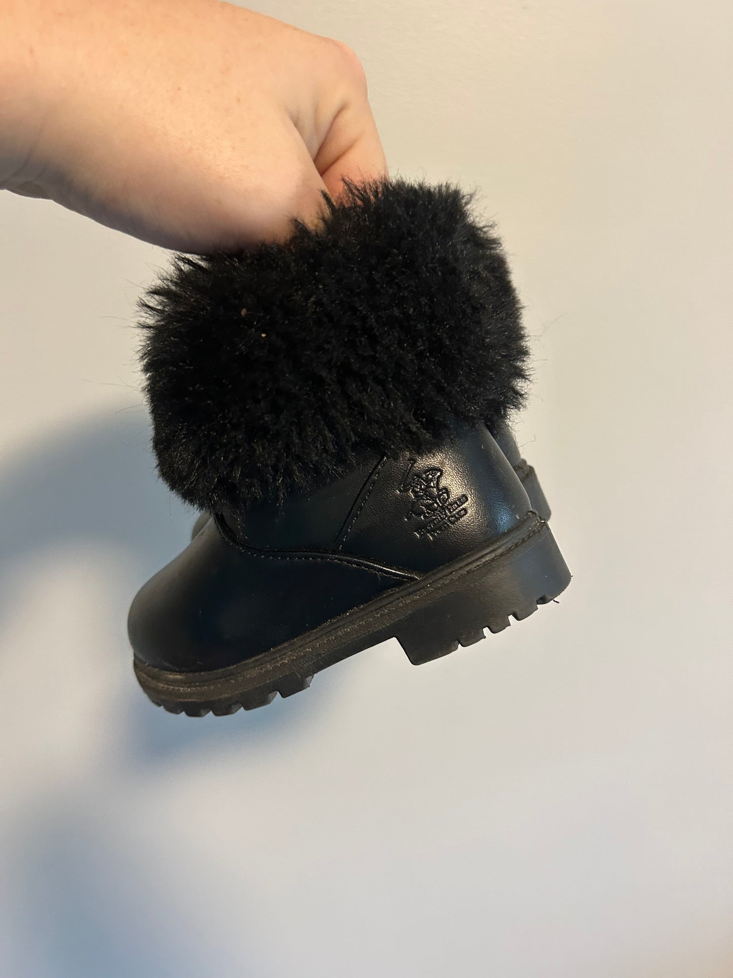 Beverly Hills polo club infant 6 black fur lined booties
