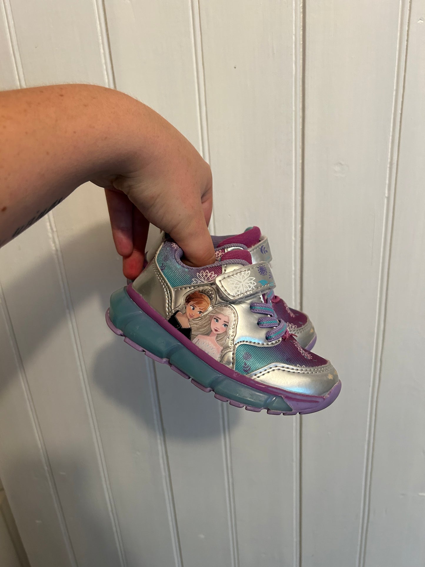 Frozen infant 7 light up sneakers