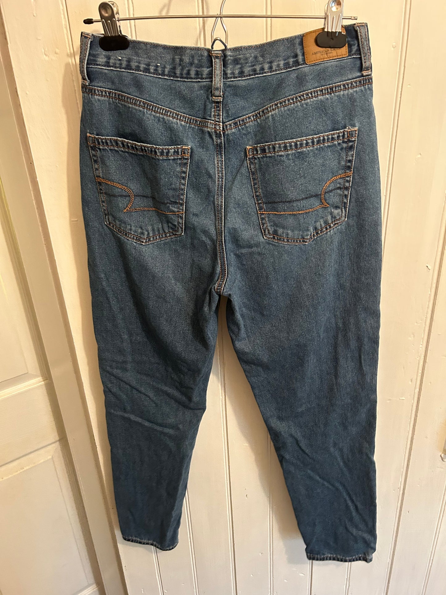 American eagle 6 medium wash mom jeans